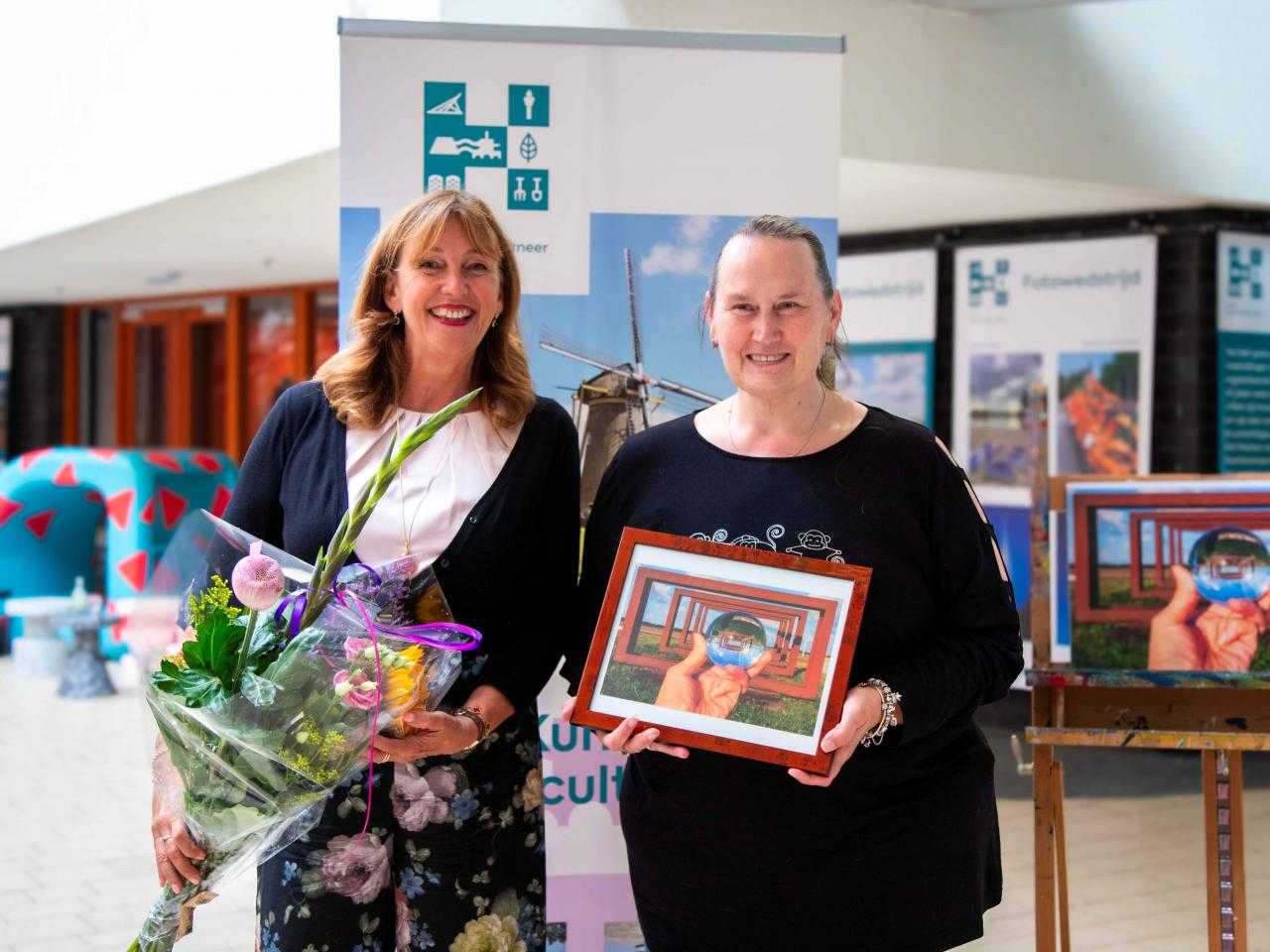 Winnaar van de fotowedstrijd (Cora Beers-Goemaat) en Wethouder Cultuur Marja Ruigrok