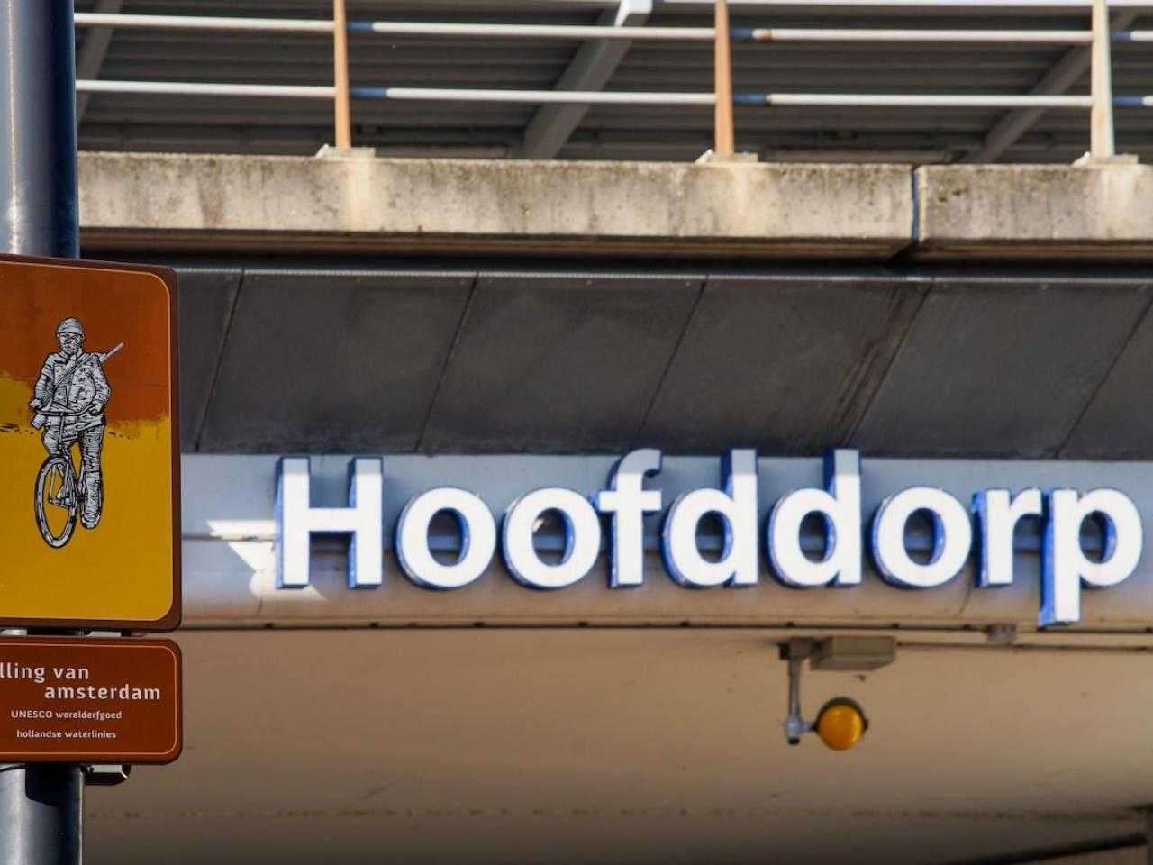 Kunstwerk hangend voor het station hoofddorp